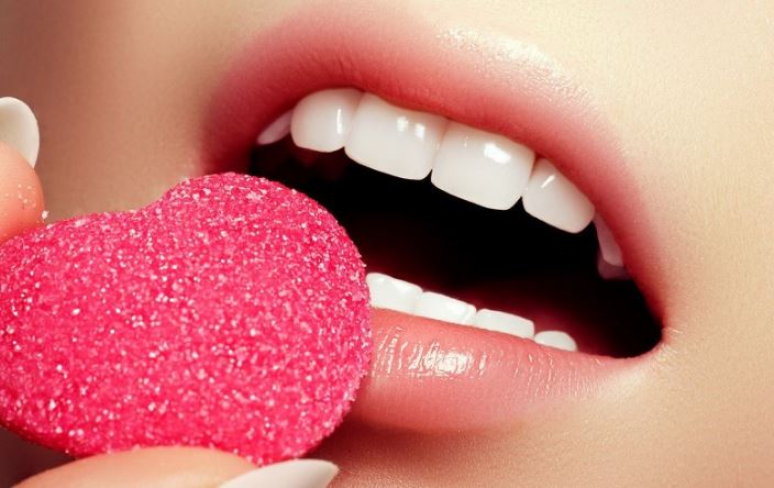 Cách tẩy da chết cho môi cực kì đơn giản
