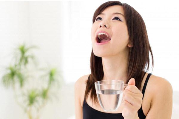 Súc miệng bằng nước muối giúp giảm đau răng.