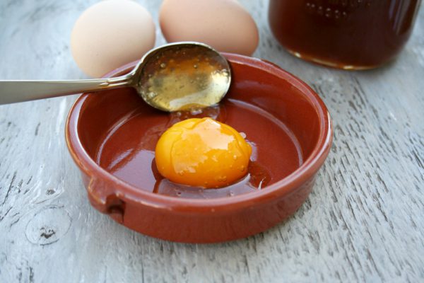 Dùng trứng gà và mật ong chữa yếu sinh lý mang lại hiệu quả cao.