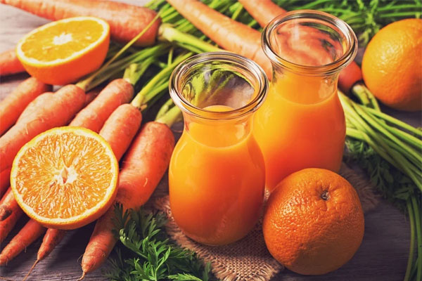 Nước ép cà rốt có nhiều vitamin A tốt cho sức khỏe đôi mắt.