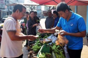 Thanh niên Đồng Nai bán chuối cho khách hàng. Ảnh: T.N.