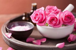Có nên rửa mặt sau khi sử dụng nước hoa hồng?