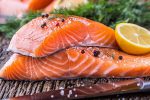Cá hồi giàu Omega-3 tốt cho sức khỏe tim mạch và những người cần phòng ngừa đột quỵ.