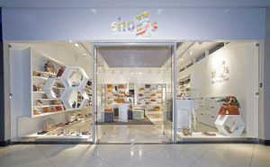 trang trí shop giày dép đẹp 1